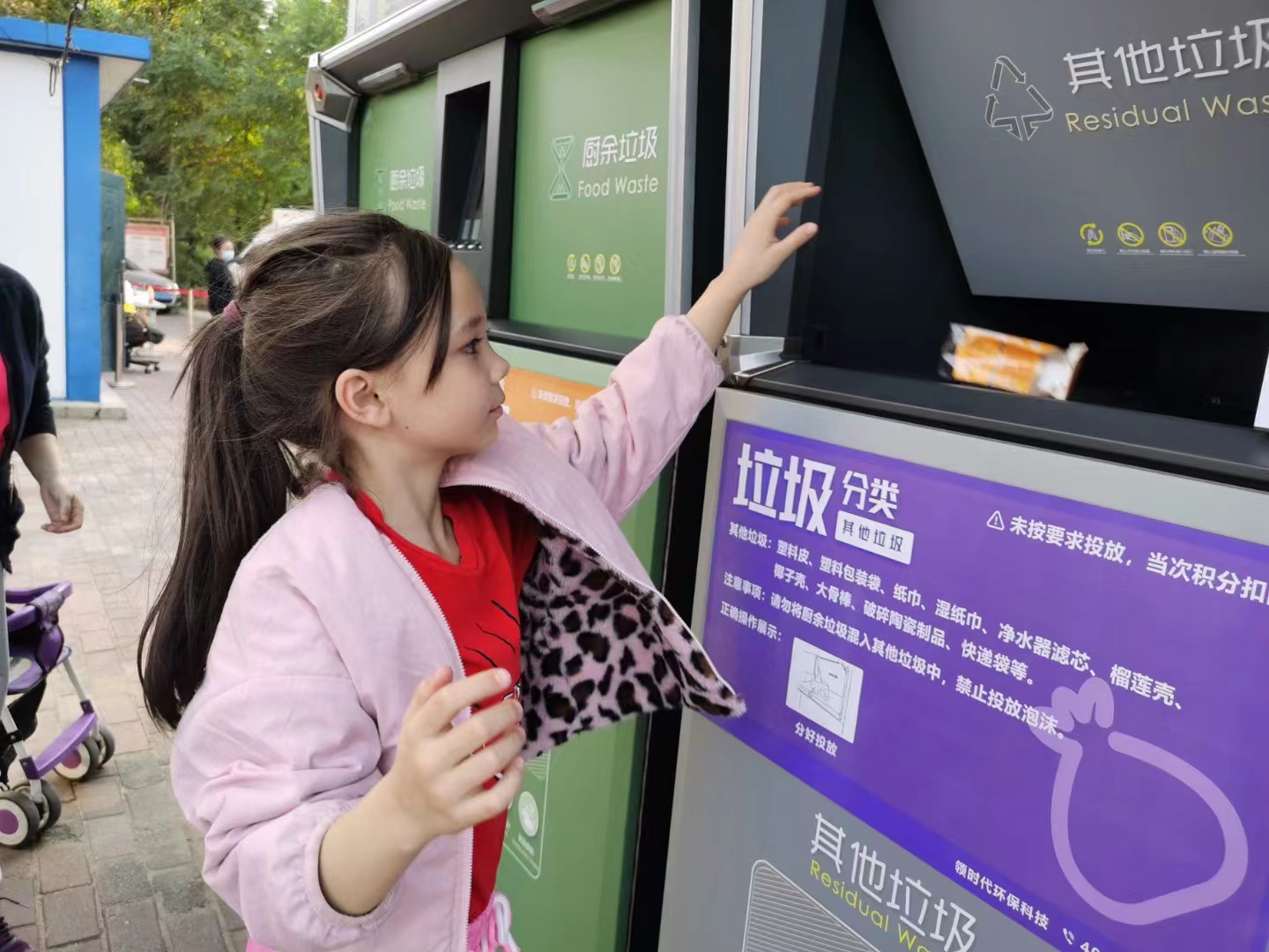 高科技與高顏值并存的智能垃圾分類箱，你身邊有了嗎？